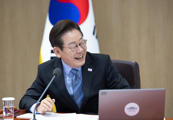 이재명 대통령이 2일 서울 용산 대통령실 청사에서 열린 국무회의에서 웃고 있다. 대통령실 제공