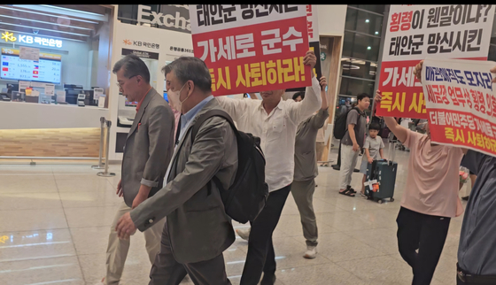 지난 3일 충남 태안군 일부 주민이 인천공항을 찾아 해외 출장에서 귀국하는 가세로 군수를 향해 사퇴를 촉구하고 있다. [사진 태안군민 이기권씨]