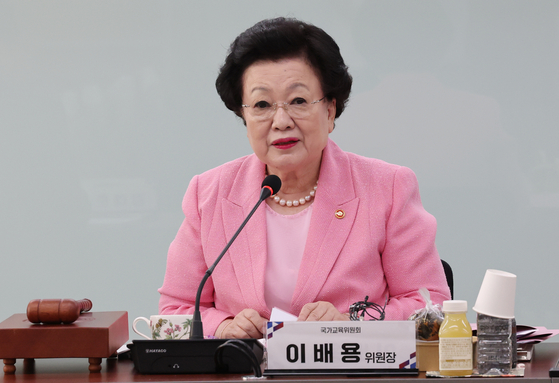 이배용 국가교육위원회 위원장이 지난 5월 30일 서울 종로구 정부서울청사에서 열린 제53차 국가교육위원회 회의에서 모두발언을 하고 있다. 뉴스1