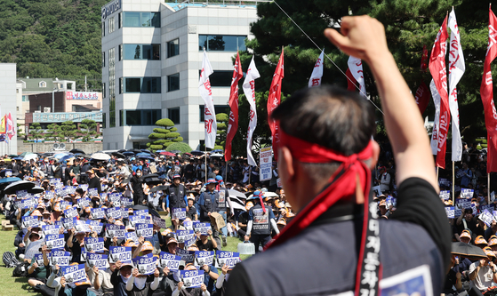현대자동차 노동조합이 3일 울산공장에서 총파업 결의대회를 열고 있다. 현대차와 HD현대중공업 노조는 이날 부분파업에 돌입했다. [연합뉴스]