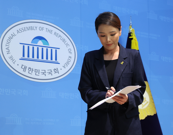 강미정 조국혁신당 대변인이 4일 서울 여의도 국회 소통관에서 당내 성비위 의혹과 관련한 탈당 기자회견을 하고 있다.연합뉴스