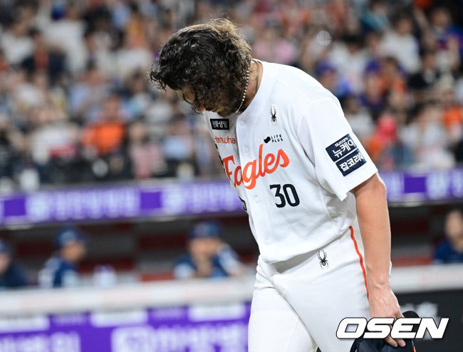 [OSEN=대전, 최규한 기자] 3일 대전 한화생명볼파크에서 ‘2025 신한 SOL Bank KBO리그’ 한화 이글스와 NC 다이노스의 경기가 열렸다.홈팀 한화는 코디 폰세, 방문팀 NC는 신민혁을 선발로 내세웠다.6회초 NC 공격을 삼자범퇴로 막아낸  한화 선발 코디 폰세가 더그아웃으로 향하며 모자를 벗어 인사를 하고 있다. 2025.09.03 / dreamer@osen.co.kr