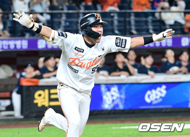 [OSEN=대전, 최규한 기자] 프로야구 한화 이글스 투수 코디 폰세가 KBO리그 역대 단일 시즌 최다 228탈삼진 신기록을 세웠다. 불펜 난조로 폰세의 승리는날아갔지만경기는 한화가 끝내기로 이겼다.한화는 3일 대전 한화생명볼파크에서 치러진 2025 신한 SOL Bank KBO리그 NC 다이노스와의 홈경기를 6-5 끝내기 승리로 장식했다.폰세가 6이닝 8탈삼진 3실점으로 막고 KBO리그 역대 단일 시즌 최다 228탈삼진 기록을 세운 가운데 연장 10회말 황영묵의 끝내기가 터졌다.연장 10회말 1사 1, 3루 상황 한화 황영묵이 끝내기 안타를 날리고 환호하고 있다. 2025.09.03 / dreamer@osen.co.kr