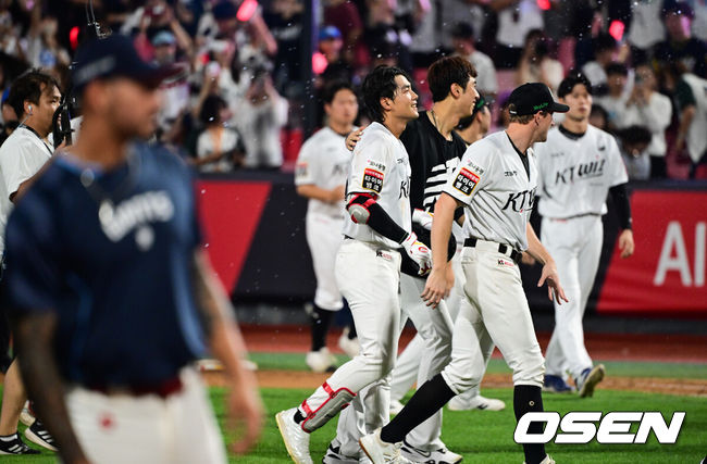 [OSEN=수원, 조은정 기자]KT가 난타전 끝 롯데를 잡고 5강권에 진입했다.프로야구 KT 위즈는 3일 수원KT위즈파크에서 열린 2025 신한 SOL뱅크 KBO리그 롯데 자이언츠와의 시즌 마지막 맞대결(16차전)에서 9-8 짜릿한 끝내기승리를 거뒀다.9회말 1사 만루 롯데 3루수 박찬형이 KT 장진혁 땅볼 때 악송구로 끝내기 주자의 득점을 내줬다. 기뻐하는 KT. 2025.09.03 /cej@osen.co.kr