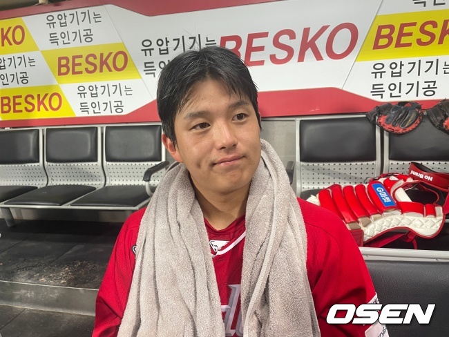 SSG 조형우가 경기를 마치고 수훈선수 인터뷰에 응하고 있다./OSEN DB