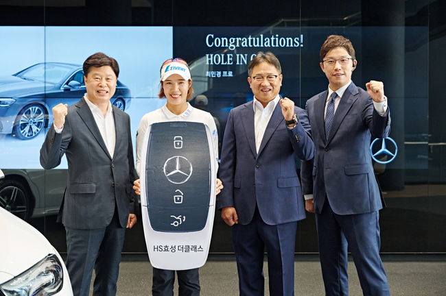 왼쪽부터 HS효성더클래스 이경섭 전무,최민경 프로, 이상무 본부장,김학일 부장.
