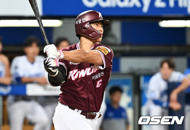 [OSEN=대구, 이석우 기자] 3일 대구삼성라이온즈파크에서 2025 신한 SOL 뱅크 KBO 리그 삼성 라이온즈와 키움 히어로즈의 경기가 열렸다. 홈팀 삼성은 가라비토가, 방문팀 키움은 하영민이 선발 출전했다. 키움 히어로즈 송성문이 5회초 1사 1루 우익수 앞 안타를 치고 있다. 2025.09.03 / foto0307@osen.co.kr