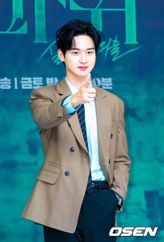 [OSEN=박준형 기자]  4일 오후 서울 목동 SBS 사옥에서 SBS 금토드라마 ‘사마귀: 살인자의 외출’ 제작발표회가 진행됐다.   배우 고현정과 장동윤이 출연하는 드라마 ‘사마귀: 살인자의 외출’은 잔혹한 연쇄살인마 ‘사마귀’가 잡힌 지 20여 년이 지나 모방범죄가 발생하고, 이 사건 해결을 위해 한 형사가 평생 증오한 ‘사마귀’인 엄마와 예상 못한 공조수사를 펼치며 벌어지는 고밀도 범죄 스릴러다.배우 장동윤이 포즈를 취하고 있다  2025.09.04 / soul1014@osen.co.kr