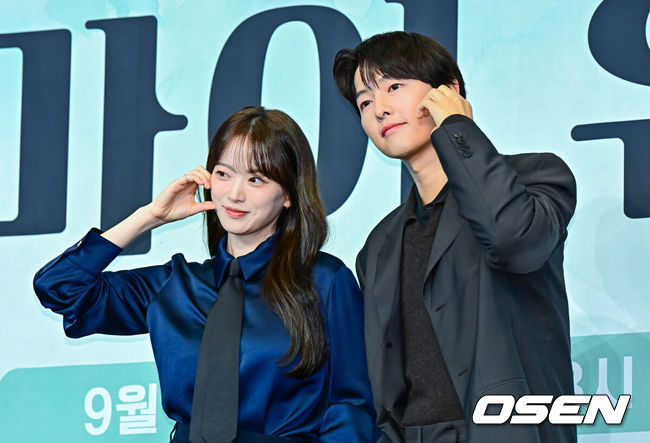 [OSEN=지형준 기자] 4일 오후 서울 구로구 신도림동 더링크서울 호텔에서 JTBC새 금요시리즈‘마이 유스’ 제작발표회가 열렸다.오는5일첫 방송되는‘마이 유스’(극본 박시현,연출 이상엽·고혜진)는 남들보다 늦게 평범한 삶을 시작한 선우해(송중기 분)와 뜻하지 않게 첫사랑의 평온을 깨뜨려야 하는 성제연(천우희 분)의 감성 로맨스를 그린다.배우 천우희, 송중기가 포토타임을 하고 있다. 2025.09.04 /jpnews@osen.co.kr