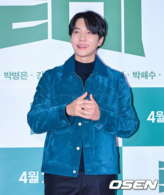 [OSEN=지형준 기자] 31일 오후 서울 잠실 롯데시네마 월드타워에서 영화 ‘로비’ VIP 시사회 포토월 행사가 열렸다.‘로비'는 연구밖에 모르던 스타트업 대표 창욱(하정우)이 4조 원의 국책사업을 따내기 위해 인생 첫로비골프를 시작하는 이야기. 오는 4월 2일 개봉.배우 이승기가 포토타임을 하고 있다. 2025.03.31 / jpnews@osen.co.kr