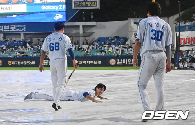 [OSEN=대구, 이석우 기자] 4일 대구삼성라이온즈파크에서 2025 신한 SOL 뱅크 KBO 리그 삼성 라이온즈와 키움 히어로즈의 경기가 우천 취소됐다. 홈팀 삼성은 최원태가, 방문팀 키움은 정현우가 선발 출전 예정이었다. 삼성 라이온즈 이재현, 김영웅, 양도근이 우천 취소 세리머니를 하고 있다. 2025.09.04 / foto0307@osen.co.kr