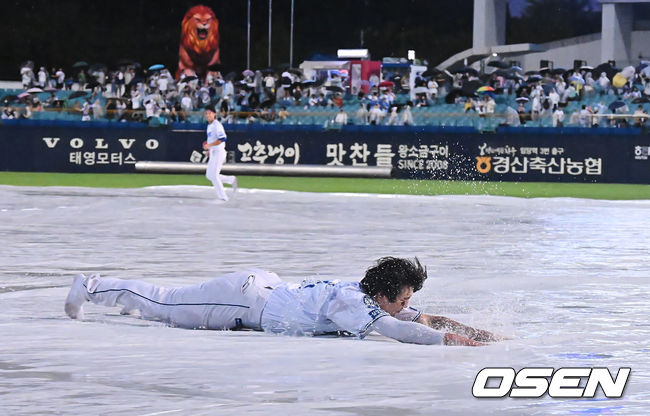 [OSEN=대구, 이석우 기자] 4일 대구삼성라이온즈파크에서 2025 신한 SOL 뱅크 KBO 리그 삼성 라이온즈와 키움 히어로즈의 경기가 우천 취소됐다. 홈팀 삼성은 최원태가, 방문팀 키움은 정현우가 선발 출전 예정이었다. 삼성 라이온즈 김영웅이 우천 취소 세리머니를 하고 있다. 2025.09.04 / foto0307@osen.co.kr