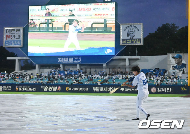 [OSEN=대구, 이석우 기자] 4일 대구삼성라이온즈파크에서 2025 신한 SOL 뱅크 KBO 리그 삼성 라이온즈와 키움 히어로즈의 경기가 우천 취소됐다. 홈팀 삼성은 최원태가, 방문팀 키움은 정현우가 선발 출전 예정이었다. 삼성 라이온즈 양도근이 우천 취소 세리머니를 하고 있다. 2025.09.04 / foto0307@osen.co.kr