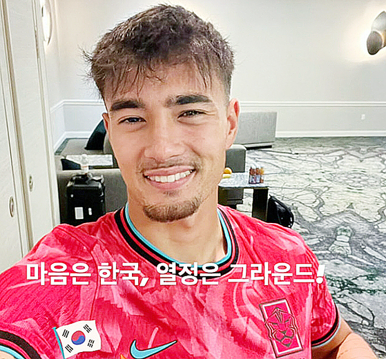 붉은 한국축구대표팀 유니폼을 입은 옌스 카스트로프. 사진 어머니 안수연씨 SNS