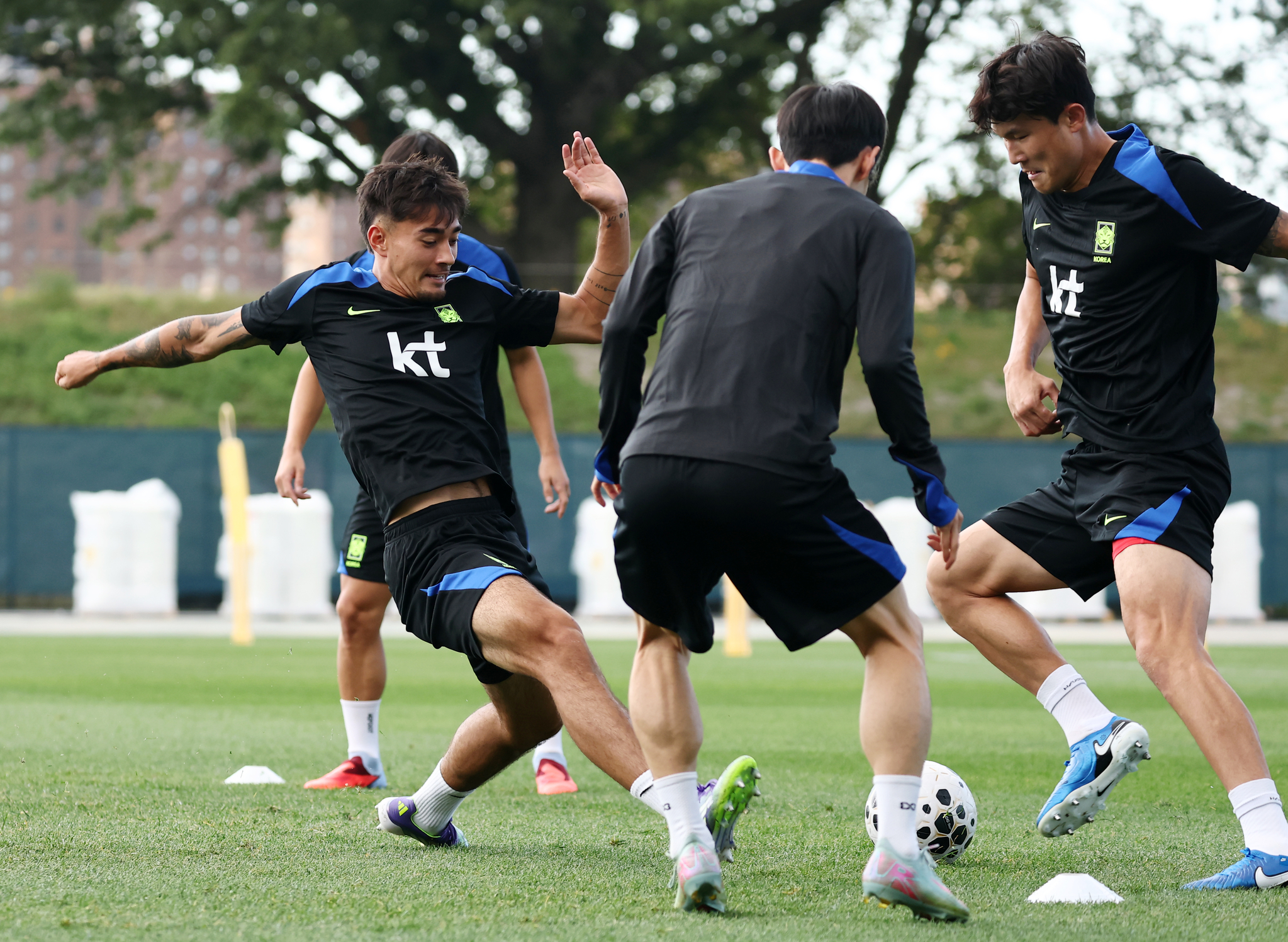 축구 대표팀 훈련에서 옌스 카스트로프가 김민재와 볼 다툼을 하고 있다. [연합뉴스]