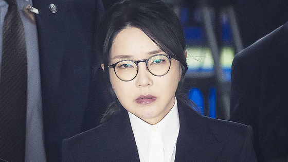 윤석열 전 대통령 부인 김건희 여사가 지난달 12일 구속 전 피의자 심문(영장실질심사)을 마친 뒤 서울 서초구 서울중앙지법을 나서고 있다. 공동취재단