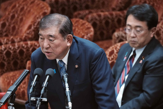 이시바 시게루 일본 총리가 지난 4일 국회에서 질의에 답변하고 있다. 이시바 총리 뒤에 같은 돗토리현에 지역구를 두고 있는 측근 아카자와 료세이 경제재생상이 앉아있다. AFP=연합뉴스 