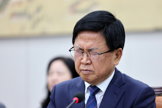최교진 사회부총리 겸 교육부 장관 후보자가 2일 서울 여의도 국회 교육위원회에서 열린 인사청문회에 출석해 의원들의 의사진행 발언을 듣고 있다. 뉴스1