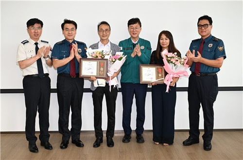 안산시는 4일 전복된 차량에 갇힌 일가족을 구조한 김형모·노미혜 씨에게 모범시민 표창을 수여했다. 사진 안산시