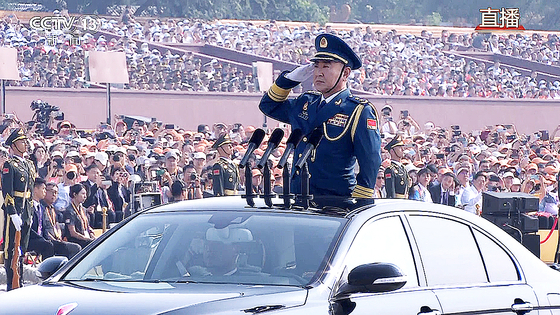 3일 오전 천안문 열병식에서 한성옌 9·3 열병식 총지휘관이 시진핑 중국 국가주석 겸 중앙군사위 주석에게 열병 준비 완료를 보고하고 있다. CC-TV 캡처