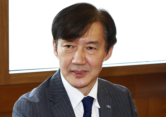 조국 혁신정책연구원장이 4일 서울 종로구 조계사를 방문, 총무원장 진우스님을 예방하고 있다. 연합뉴스