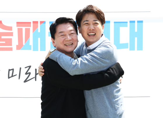 지난 4월25일 당시 안철수 국민의힘 대선 후보와 이준석 개혁신당 대선 후보가 경기 성남시 판교역 인근 광장에서 열린 '미래를 여는 단비토크, Ai 기술패권시대 대한민국 미래를 말하다'에서 포옹하며 기념촬영을 하고 있다. 뉴스1