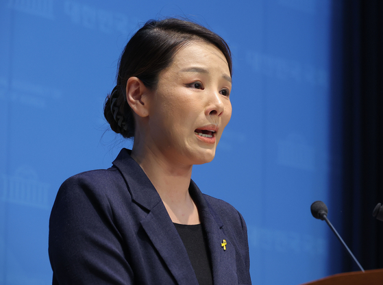 강미정 조국혁신당 대변인이 4일 서울 여의도 국회 소통관에서 당내 성비위 의혹과 관련한 탈당 기자회견을 하고 있다. 연합뉴스