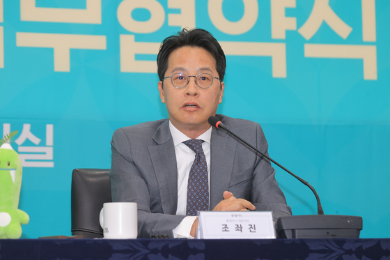 조좌진 롯데카드 대표이사가 최근 발생한 서버 해킹 사고와 관련해 사과하고 피해금 전액 보상을 약속했다.연합뉴스