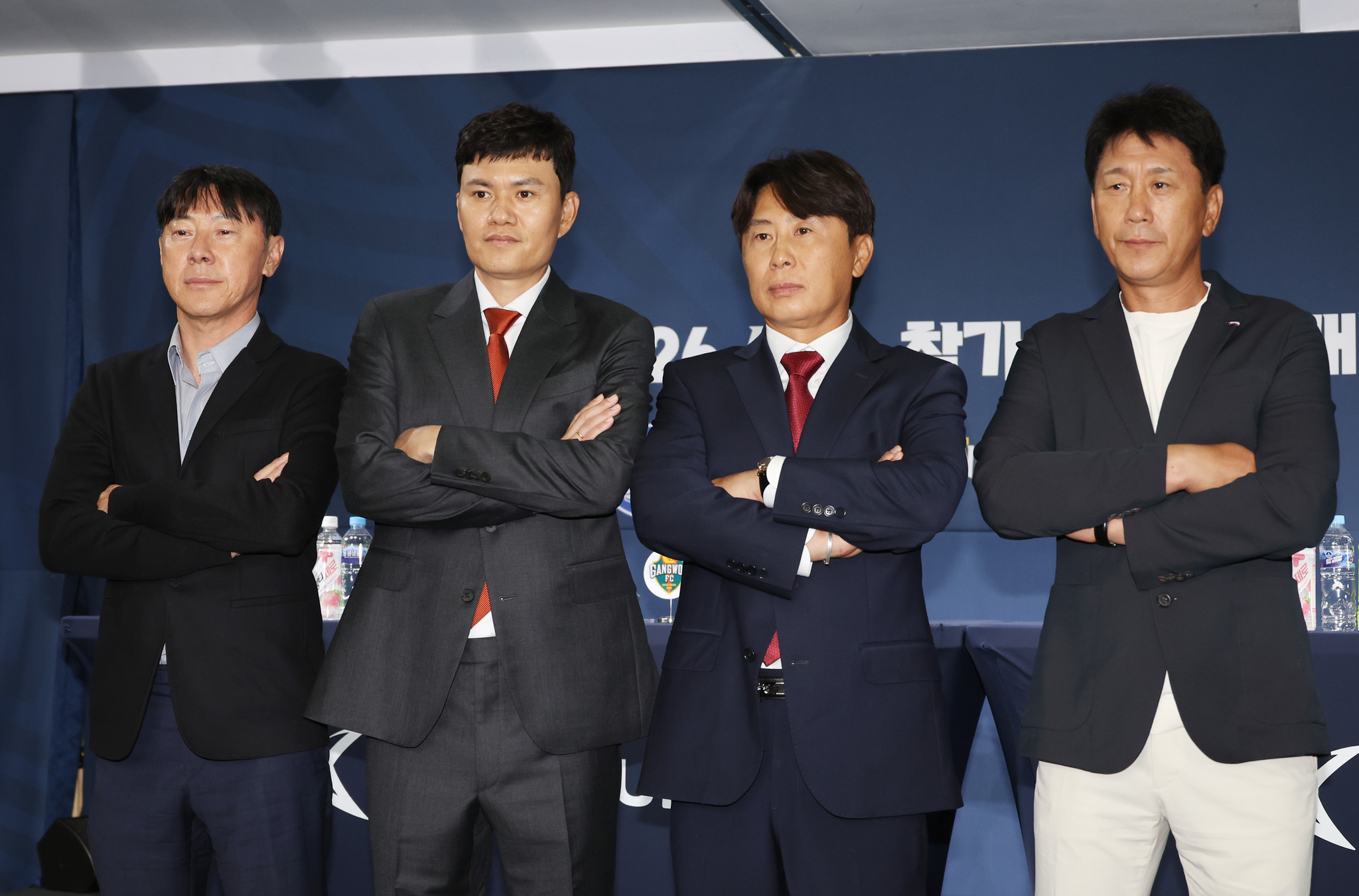 4일 종로구 축구회관에서 열린 2025-26 ACL 참가 K리그 4개팀 미디어데이에서 각팀 감독들이 포즈를 취하고 있다.   왼쪽부터 울산 신태용 감독, 강원 정경호 감독, 서울 김기동 감독, 포항 박태하 감독. [연합뉴스]
