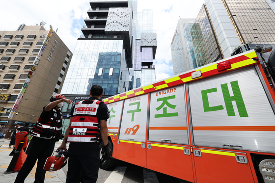 서울 강남역 인근에서 119 특수구조대원 등이 실종자들을 찾기 위해 이동하고 있다. [연합뉴스]