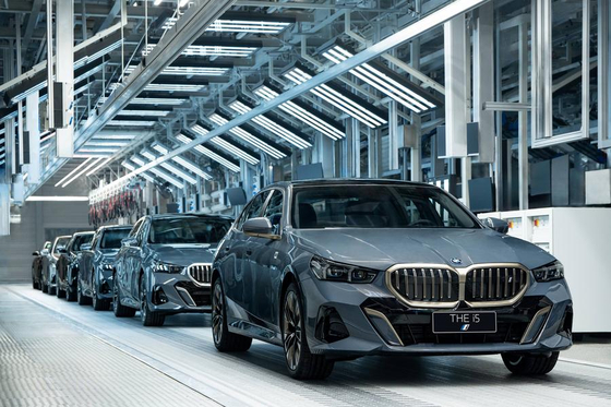 지난해 1월 8일 랴오닝(遼寧)성의 다둥(大東)공장에서 출하된 BMW 순수 전기차 i5. 신화통신