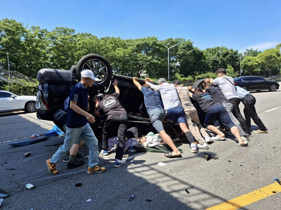 지난달 2일 안산시 상록구에서 전복된 차량 안 탑승자를 구조하는 안산 시민들. 사진 안산시