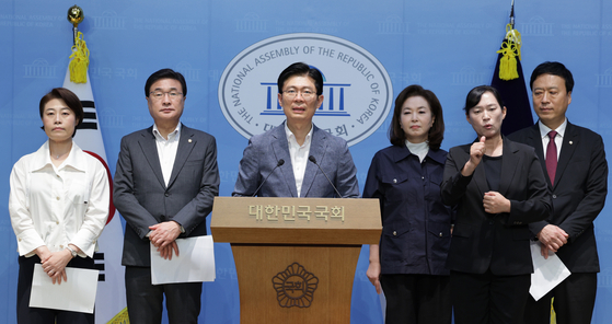 조정훈 의원을 비롯한 교육위원회 소속 국민의힘 의원들이 28일 오전 서울 여의도 국회 소통관에서 최교진 교육부 장관 후보자의 사퇴 촉구 기자회견을 하고 있다. 뉴스1