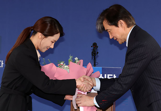 조국 조국혁신당 당시 대표가 2024년 3 12일 서울 영등포구 당사에서 열린 강미정 아나운서 입당 기자회견에서 강 아나운서에게 꽃다발을 전달하고 있다. 뉴시스
