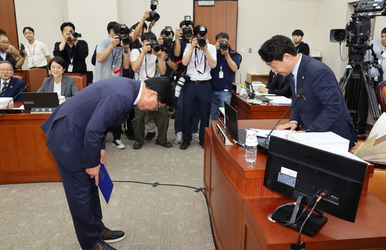 최교진 부총리 겸 교육부 장관 후보자가 지난 2일 서울 여의도 국회 교육위원회에서 열린 인사청문회에서 김영호 위원장에게 인사하고 있다. 연합뉴스 
