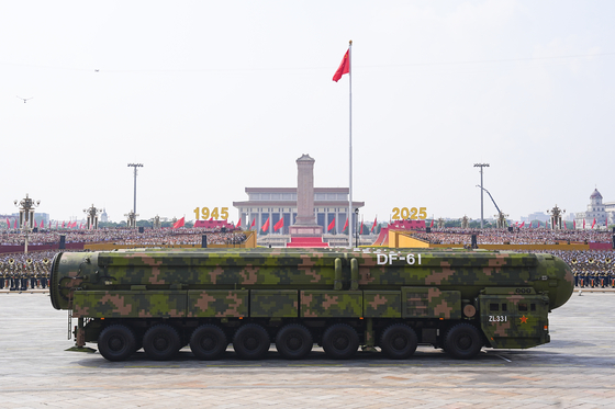 3일 중국 베이징에서 열린 80주년 전승절 열병식에서 신무기가 대거 공개됐다. 이날 처음 선보인 최대 사거리가 1만4000㎞인 대륙간탄도미사일 둥펑-61. [신화=연합뉴스]