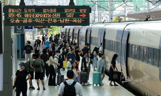 추석 연휴가 시작된 지난해 9월 14일 오전 서울역에서 귀성객들이 열차에 탑승하고 있다. 뉴시스