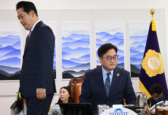 장동혁 국민의힘 대표(왼쪽)가 2일 서울 여의도 국회에서 우원식 국회의장을 예방해 기념촬영을 한 후 자리로 향하고 있다. 임현동 기자