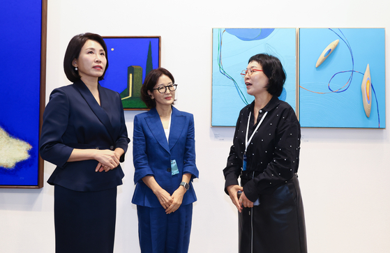 이재명 대통령 부인 김혜경 여사가 3일 서울 강남구 코엑스에서 열린 국내최대 아트페어 '키아프 서울(Kiaf SEOUL)'을 찾아 전시를 둘러보고 있다. 뉴시스 