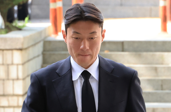 축구선수 황의조가 4일 서울 서초구 서울중앙지법에서 열린 성폭력범죄의 처벌 등에 관한 특례법 위반(카메라 등 이용촬영) 혐의 2심 선고재판에 출석하고 있다. 연합뉴스