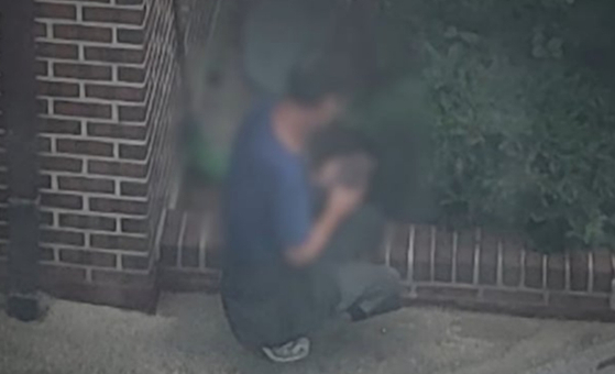 지난달 17일 서울 노원구의 한 골목 주택가에서 던지기 수법으로 마약을 묻던 남성 A씨가 경찰에 붙잡혔다. 사진 대한민국 경찰청 유튜브 캡처