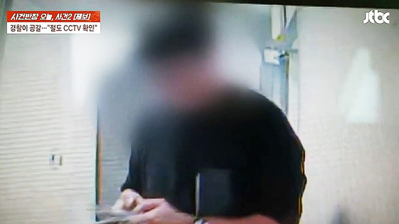 경기 김포경찰서 소속 한 형사가 지난 1일 오후 3시쯤 한 가정집을 찾아가 명확한 증거 없이 임신부를 절도범으로 몰았다. 당시 형사와 피해자가 인터폰으로 대화하는 모습. 사진 JTBC 사건반장 방송 캡처