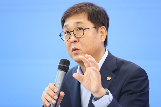 최휘영 문화체육관광부 장관이 4일 서울 중구 모두예술극장에서 열린 취임 한 달 기념 기자간담회에서 정책을 설명하고 있다. 연합뉴스