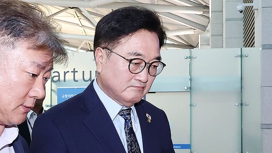  우원식 국회의장이 2일 오후 인천국제공항을 통해 중국 '전승절'(항일전쟁 및 반파시스트 전쟁 승전) 80주년 행사 참석차 출국하고 있다. 뉴스1