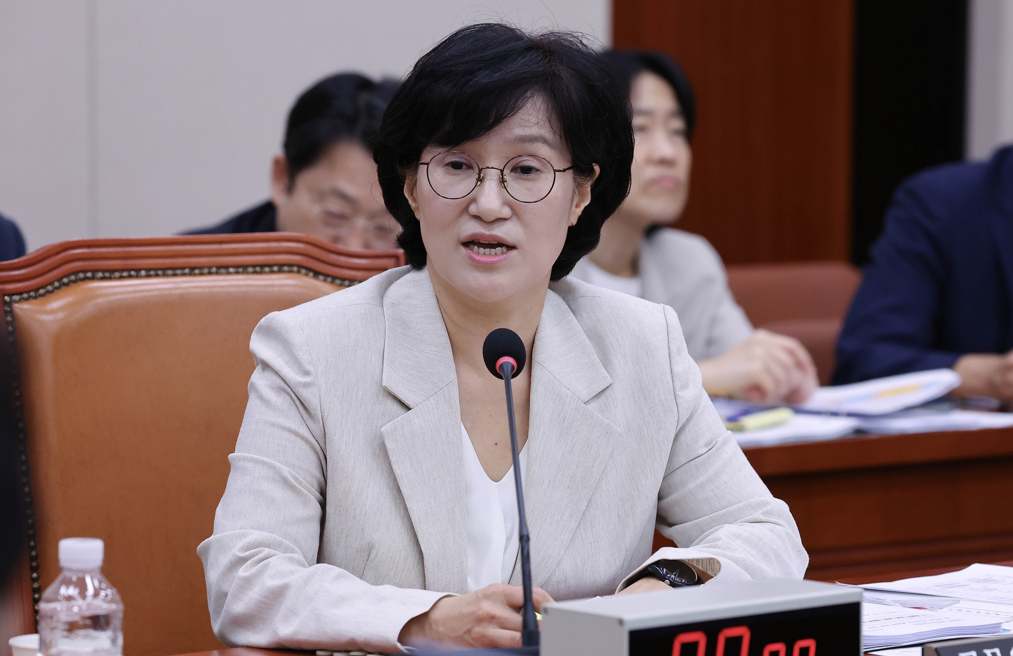 원민경 여성가족부 장관 후보자가 2일 국회 여성가족위원회 전체회의에서 열린 인사청문회에서 의원들 질의에 답하고 있다. 임현동 기자
