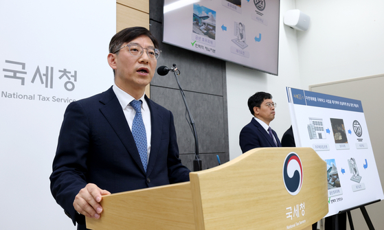 안덕수 국세청 징세법무국장이 4일 세종시 정부세종청사에서 모든 체납자 실태 확인을 위한 '국세 체납관리단' 추진 내용 및 사례를 발표하고 있다. 뉴스1