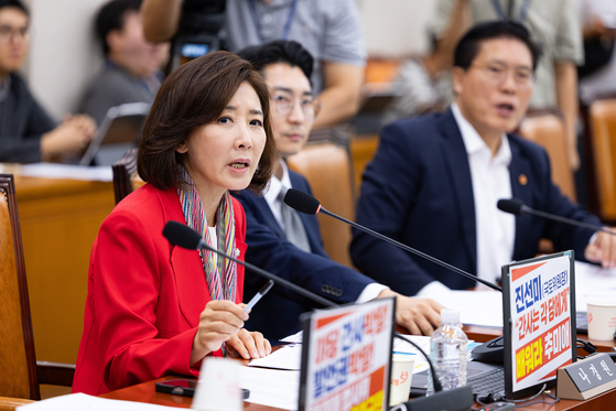나경원 국민의힘 의원이 4일 서울 여의도 국회에서 열린 제429회 국회(정기회) 법제사법위원회 제2차 전체회의에서 검찰개혁 공청회 관련 질의 중 추미애 법사위원장에게 항의하고 있다. 뉴스1