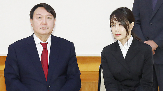 2019년 7월 25일 당시 윤석열 신임 검찰총장이 청와대에서 문재인 대통령으로부터 임명장을 받기 위해 부인 김건희 코비나 컨텐츠 대표와 함께 입장해 자리하고 있다. 연합뉴스