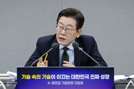 이재명 대통령이 3일 경기 안산시 새솔다이아몬드공업에서 K-제조업 기업현장 간담회를 하고 있다.연합뉴스