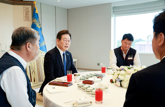 이재명 대통령이 4일 대통령실에서 양대 노총 위원장과의 오찬을 주재하고 있다. [연합뉴스]